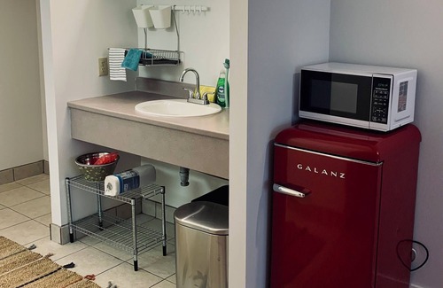 Dartmouth Apartment | Pet-Friendly Urban Nest Studio with Breakfast & Kitchen