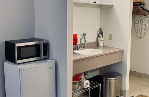 Dartmouth Apartment | Pet-Friendly Urban Nest Studio with Breakfast & Kitchen