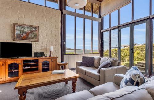 Mallacoota Apartment | Cozy Studio Views for Two - Rated 9/10 by Guests