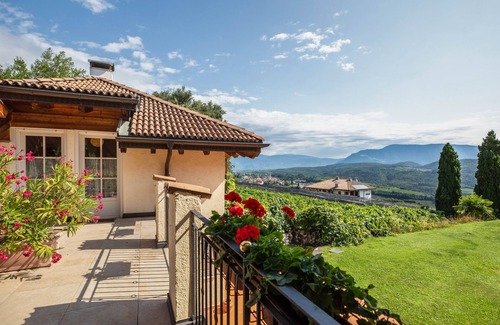 Caldaro Sulla Strada del Vino Apartment | Relaxing Studio Apartment 'Lieselehof Vitis' with Views