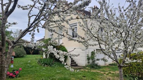 Tours House | Pet-Friendly Studio Volta Garden with Private Beach Access