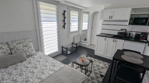 Tours House | Pet-Friendly Studio Volta Garden with Private Beach Access