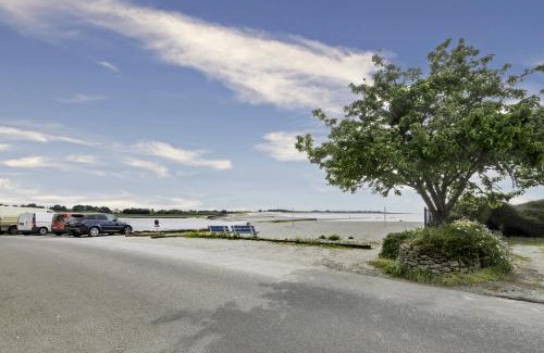 Plobannalec-Lesconil Apartment | Oceanfront Studio with Sea View, Rated 9.8 by Guests