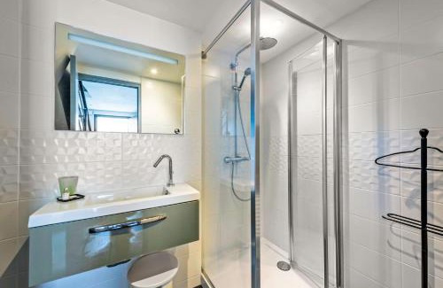 Plobannalec-Lesconil Apartment | Oceanfront Studio with Sea View, Rated 9.8 by Guests