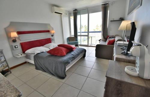 Pointe de la verdure Apartment | Oceanfront Studio Vue Mer Le Gosier with Pool & Hot Tub