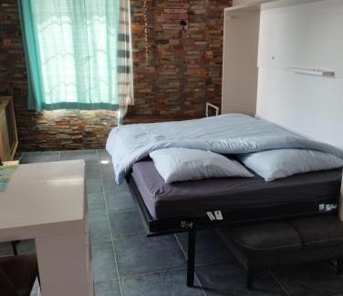 Port de St Goustan Apartment | Scenic Studio Overlooking Port Saint Goustan - Rated 8.9/10