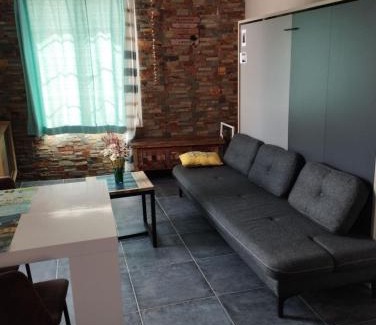 Port de St Goustan Apartment | Scenic Studio Overlooking Port Saint Goustan - Rated 8.9/10