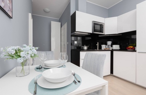 Rakowiec Apartment | Explore Studio Warsaw Grójecka: Family-Friendly Retreat