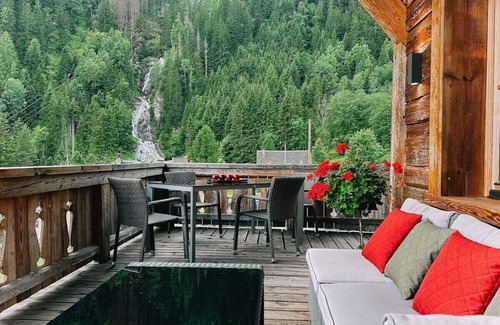 Flattach Apartment | Cozy Studio Waterfall with Kitchen & Breakfast Included