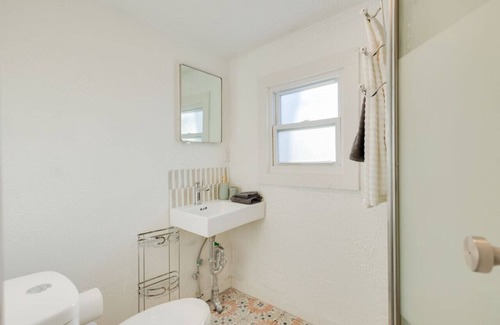Lebanon Apartment | Cozy Studio with WiFi, Kitchen, and Spa Amenities