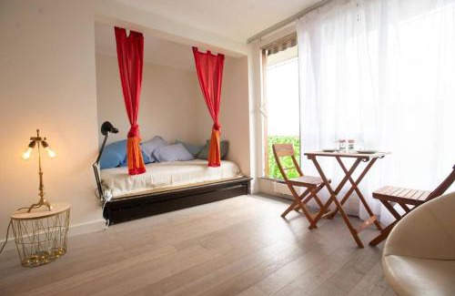 Quartier du Petit-Montrouge Apartment | Elegant Studio with Balcony - 4 Star Experience, Rated 9.2