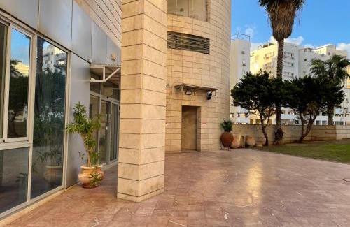 Bat Yam Apartment | Charming City View Studio - Pet & Child Friendly Escape