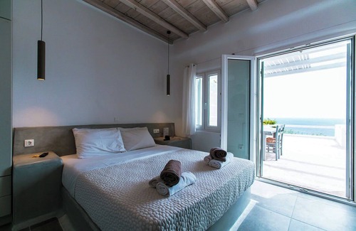 Paradise Hotel | Oceanfront Studio with Infinity Pool & Sea View Near Beach