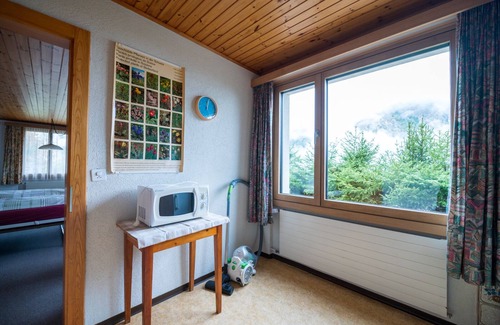 St. Niklaus House | Cozy Studio with Breathtaking Mountain Views & Pool Access
