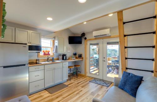 Marshall Apartment | Inviting Marshall Studio with Hot Tub and Scenic Views