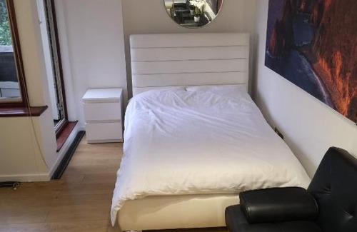 Westminster Apartment | Ideal Studio with Parking in Central London - 9/10 Rated!