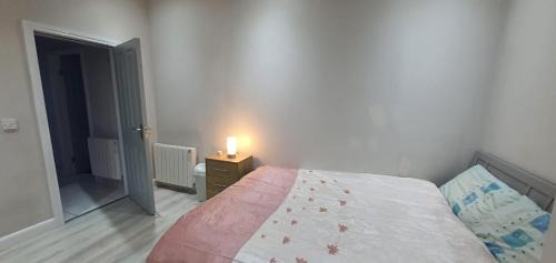 Ongar Apartment | Cozy Studio with Private Kitchen for Your Getaway