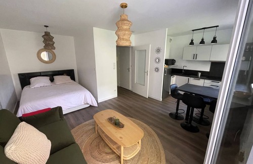 Villette Gare Apartment | Cozy Studio with Private Outdoor Living in Part Dieu
