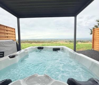 Villerest Apartment | Studio with private spa, close to golf and lake