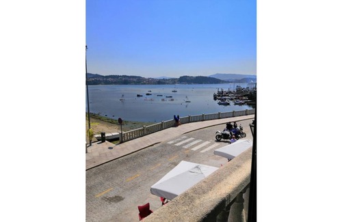 Combarro Apartment | Cozy Studio with Sea Views and Kitchen Amenities