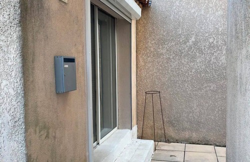 Aix-en-Provence Apartment | Tranquil Studio with Terrace for Family-Friendly Stays