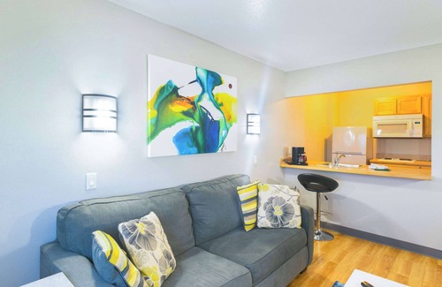 St. Robert Hotel | Discover Studio Z: Guest Rated 8.8 with Pool & Spa
