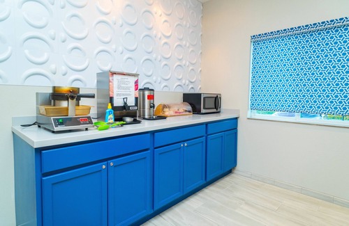 St. Robert Hotel | Discover Studio Z: Guest Rated 8.8 with Pool & Spa