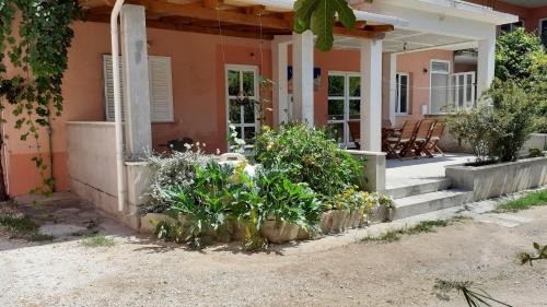 Zuljana Apartment | Cozy Studio Zuljana 4576c: Pet and Child-Friendly Escape