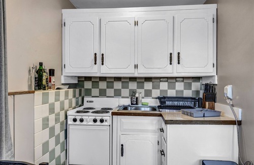 Aurora Apartment | Perfect Getaway: Studio1120F Near Chicago Outlet Mall