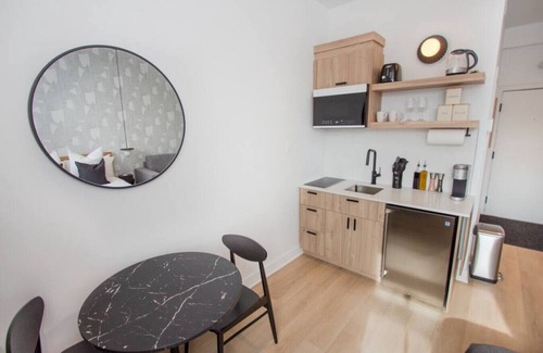 Plateau Mont Royal Apartment | Prime Studio14 with Kitchen & Child-Friendly Amenities