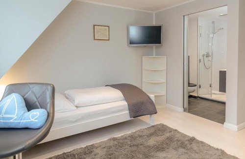 Tinnum Apartment | Budget-Friendly Studio Apartment - Tom with Great Reviews