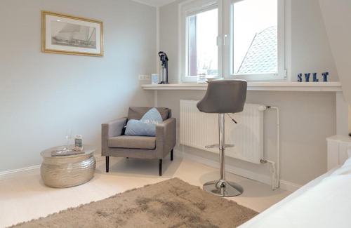 Tinnum Apartment | Budget-Friendly Studio Apartment - Tom with Great Reviews