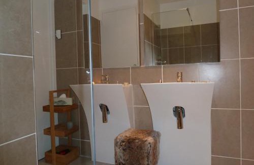 Bois Clos d'Orleans Apartment | Pet-Friendly Retreat at Studios Albri with Breakfast Included