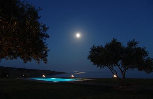 Fragkokastello Apartment | Pet-Friendly Studios Fokies with Oceanfront Views