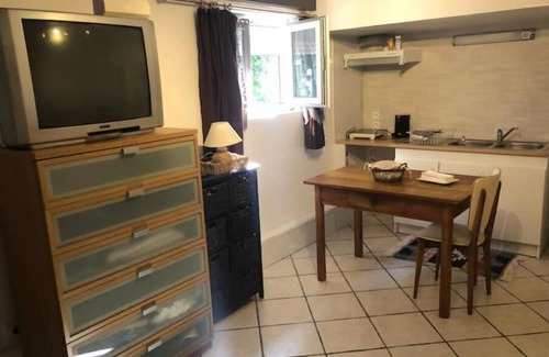 Le Blanc-Mesnil Apartment | Budget-Friendly Studios Jolie with Family & Kitchen Amenities