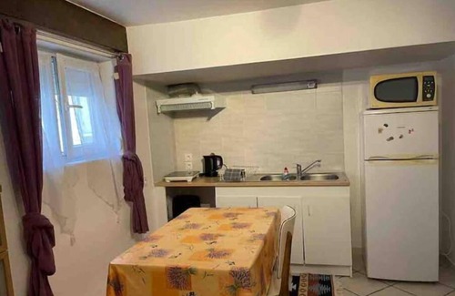 Le Blanc-Mesnil Apartment | Budget-Friendly Studios Jolie with Family & Kitchen Amenities