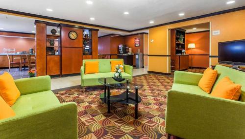 Toddville Road Hotel | Budget-Friendly Studios & Suites Near Charlotte Attractions