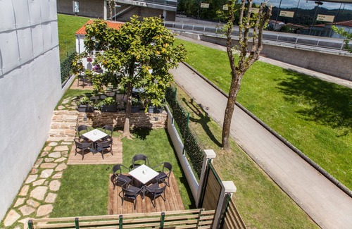 Santiago de Compostela Apartment | Ideal Retreat Near Cathedral with Garden Terrace & WiFi