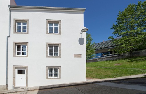 Santiago de Compostela Apartment | Ideal Retreat Near Cathedral with Garden Terrace & WiFi