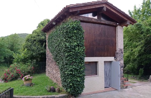 Sant Joan les Fonts Cottage | Relax in a Rural House at Volcanoes Natural Park Retreat