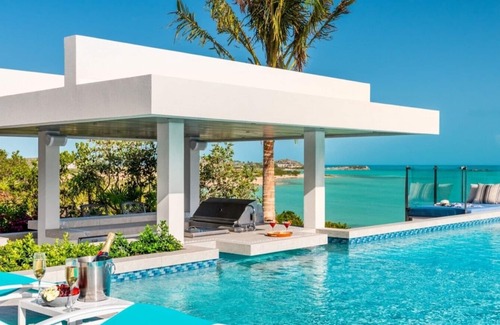 Juba Sound Villa | Beachfront 4 Bedroom Villa - Top Rated Stay in Turks & Caicos