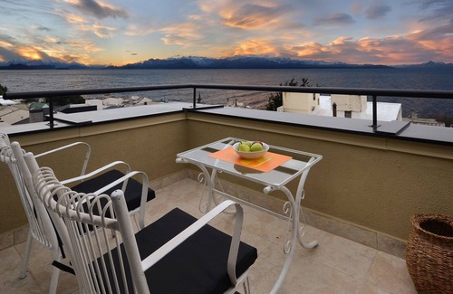 San Carlos de Bariloche Apartment | Scenic Apartment with Balcony and Lake Views - Rated 9/10