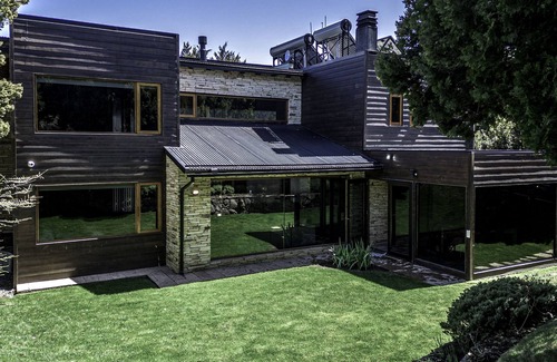 San Carlos de Bariloche House | Beautiful 4-Bedroom Retreat with Pool & Garden Near Arelauquen