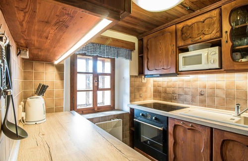 Lanov Villa | Delightful Villa for 9 with WiFi & Pet-Friendly Amenities