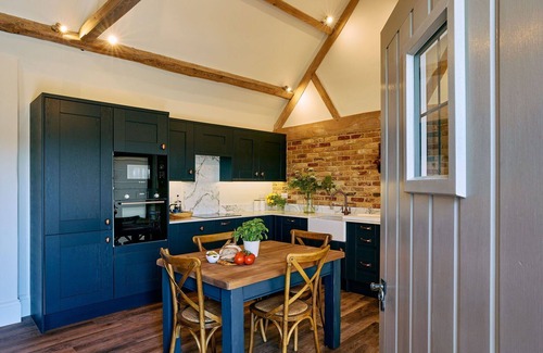 Walton House | Stunning villa for 2 people with pool, hot tub, WIFI, TV, terrace and pets allowed