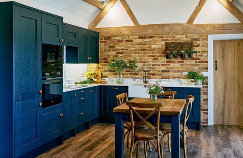 Walton House | Stunning villa for 2 people with pool, hot tub, WIFI, TV, terrace and pets allowed