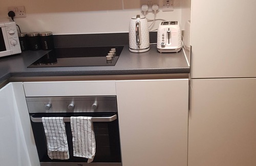 Brierley Hill Apartment | Cozy 1-Bed Apartment in Brierley Hill with Breakfast