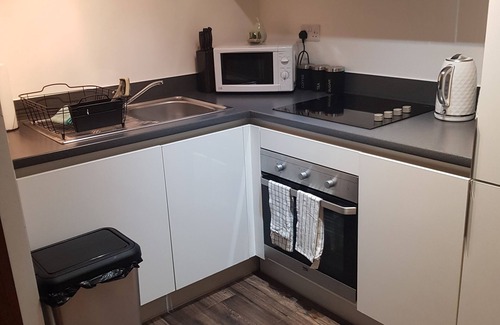 Brierley Hill Apartment | Cozy 1-Bed Apartment in Brierley Hill with Breakfast
