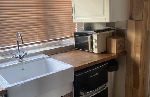 Queensbury Cottage | Cozy 1-Bed Cottage with Lake View in Halifax