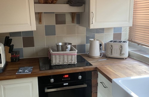 Queensbury Cottage | Cozy 1-Bed Cottage with Lake View in Halifax